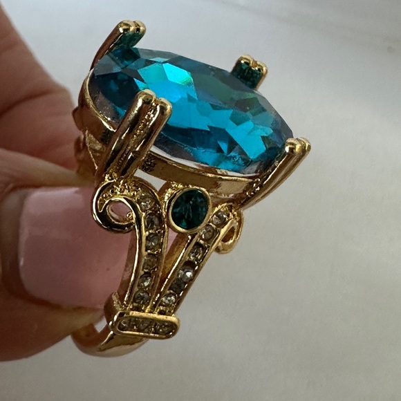 Golden Ring Inlaid Large Zirconia. - Picture 4 of 12